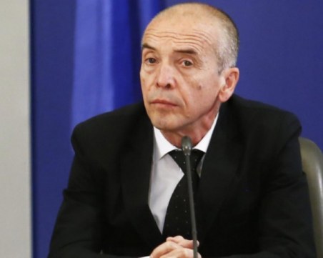 Мангъров: Колкото повече се затваряме, толкова ще продължи тази агония