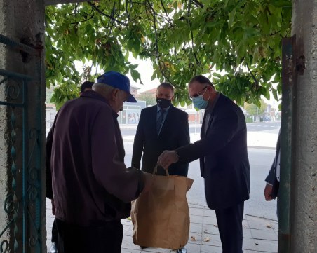 Задържаха мъж за обир на пенсионер - взел му 95 лева, резачка и уиски