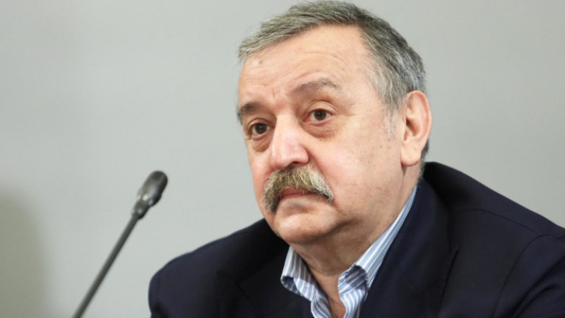 Кантраджиев: Трябва да се въоръжим с търпение, водата за уста и содата убиват вирусите