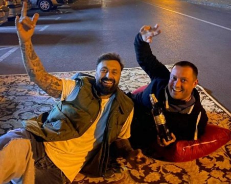 Dj Дамян опъна килим на улица в Пловдив, отвори аперитив с приятел