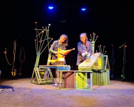 Кукли танцуват върху декор - маримба, в премиерен спектакъл в Пловдив