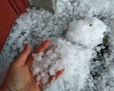 Порой с градушка затвориха пътища в Добрич, има наводнения