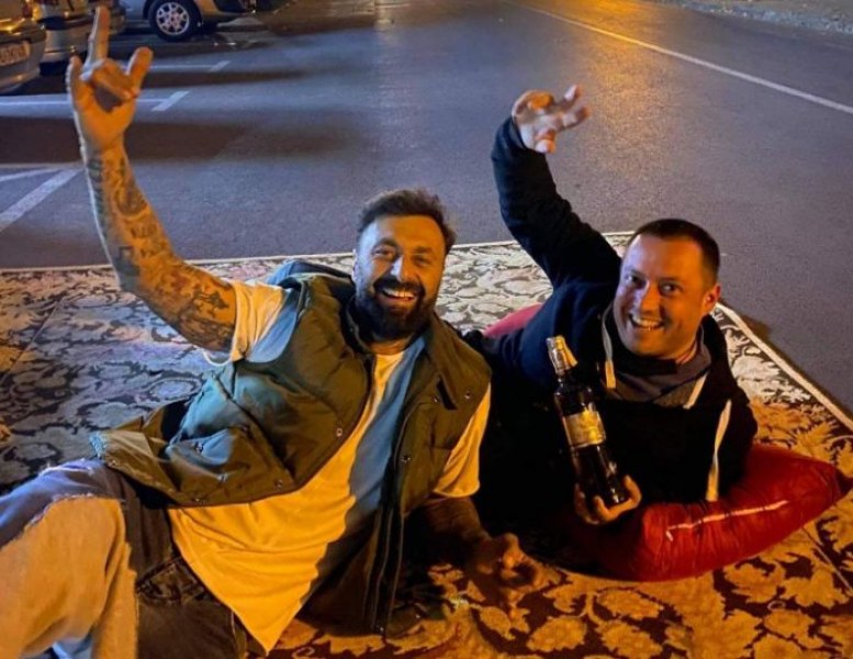 Dj Дамян опъна килим на улица в Пловдив, отвори аперитив с приятел