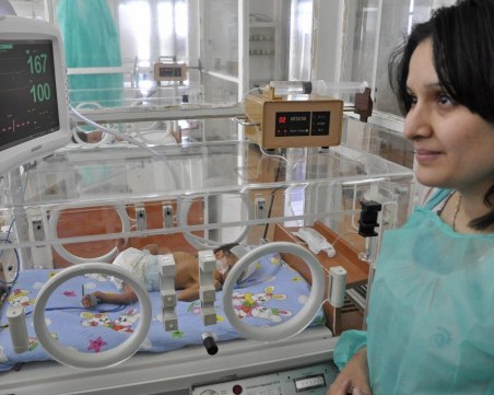 Жена с COVID-19 роди здраво дете, мъжът й почина в хасковска болница