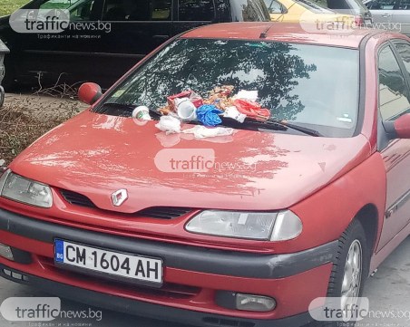 Гневен пловдивчанин изсипа боклука си върху неправилно паркиран автомобил