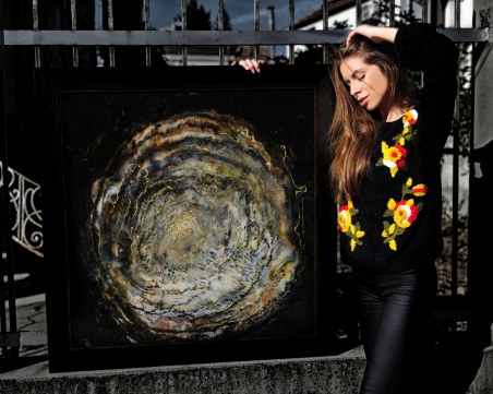 Красива художничка от Пловдив реди първата си изложба СНИМКИ