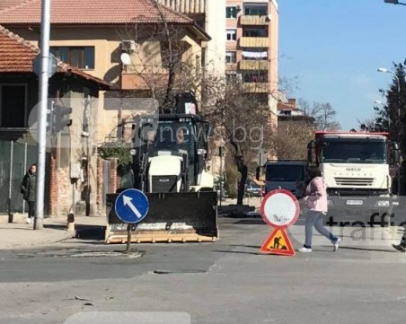 Работници разкопаха централна улица в пловдивко село! Имат ли разрешение за дейностите?