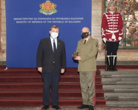 Каракачанов награди ген.-майор Мутафчийски