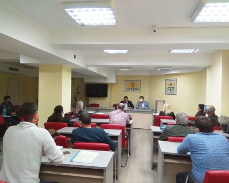 По-високи заплати за администрацията на 