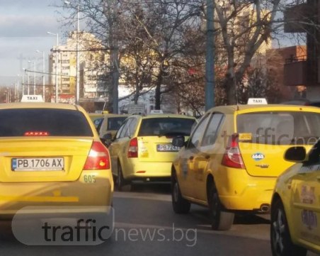 Променят цените на такситата в Пловдив, държавата поема 60% от патента им