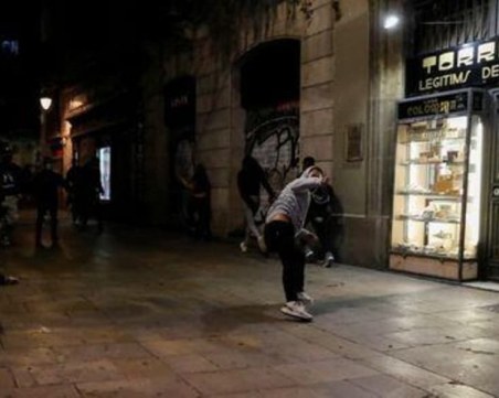 Сблъсъци в Барселона! Хиляди излязоха на протест срещу ограничителните мерки