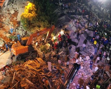 Жертвите в Измир станаха 12, извадиха 70 оцелели от отломките