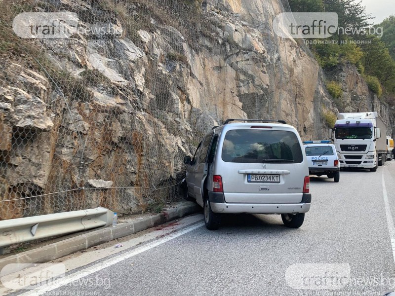 Още една катастрофа на пътя Асеновград-Смолян! Кола се заби в скала