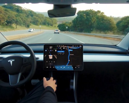 Доклад: Автопилотът на Тesla не е нищо повече от съществуващите помощни технологии