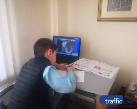 Как се отразява онлайн обучението на българчетата? Едва половината ученици доволни