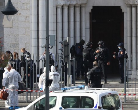 Ново нападение във Франция! Раниха православен свещеник при стрелба в Лион