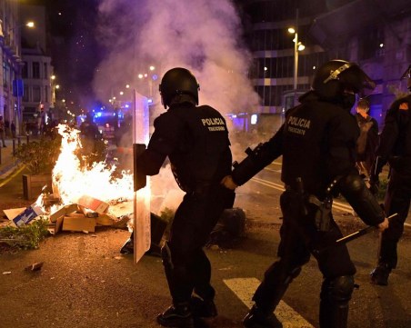 Отново безредици в Барселона заради COVID мерките