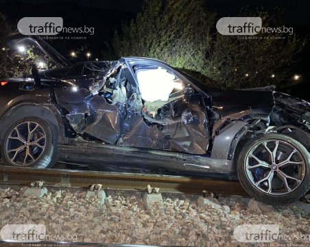 Влак удари БМВ Х6 край Карлово, на шофьорката й прилошало