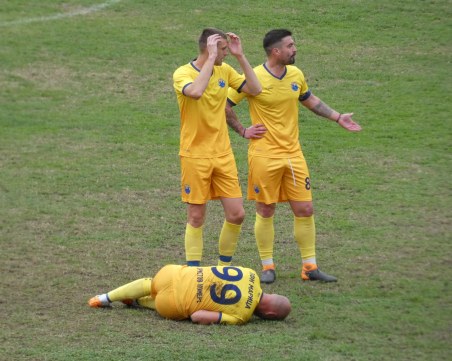 Жестока контузия на бивш национал в мача Марица - Розова долина, откараха го с линейка