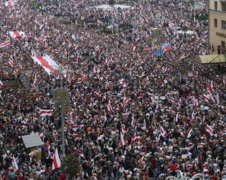 45 души в ареста след многохиляден протест в Беларус
