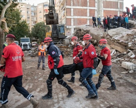 Извадиха 16-годишната Инджи и кучето ѝ от отломките в Измир след 17 часа