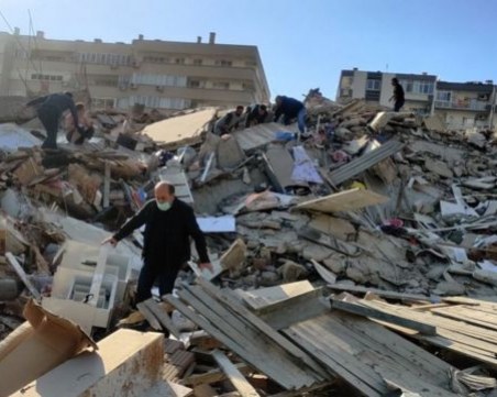 Продължава издирването на оцели след земетресението в Измир