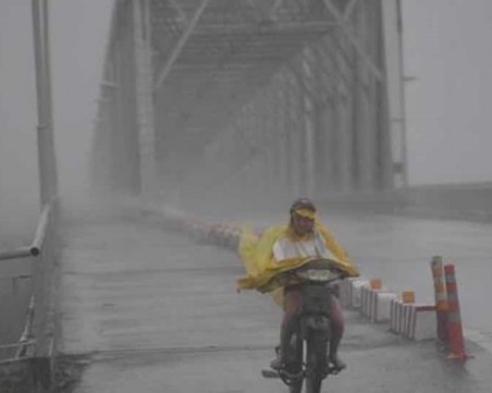 Супертайфун във Филипините, над 1 млн. души евакуирани