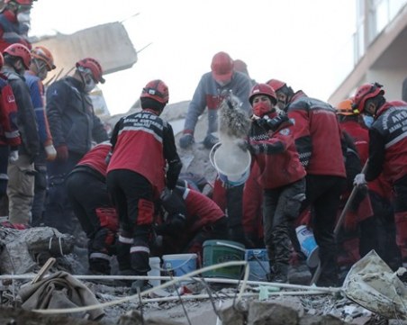 81 са вече жертвите на земетресението в Егейско море, извадиха 3-годишно под рухнала сграда