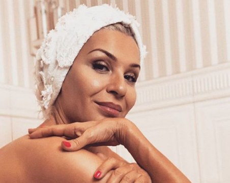 Гала лекува коронавируса по собствена методика, тъпче се само с витамини