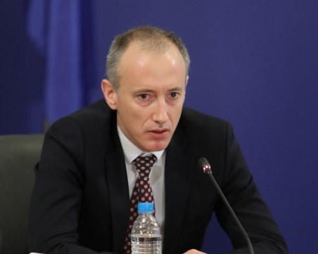 Министър Вълчев се самоизолира