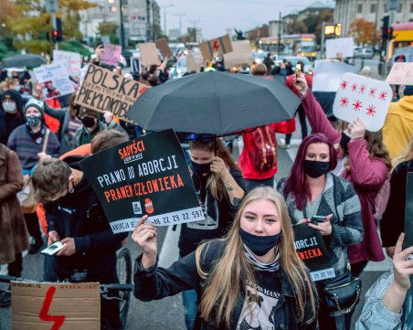 Поляците продължават с протестите срещу криминализирането на абортите