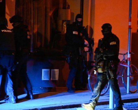 Посланикът ни във Виена: Центърът е затворен, един от терористите се е взривил