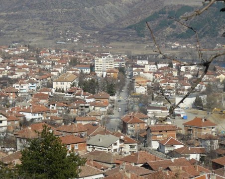 Затвориха пазарите в Симитли, въвеждат вечерен час за непълнолетните