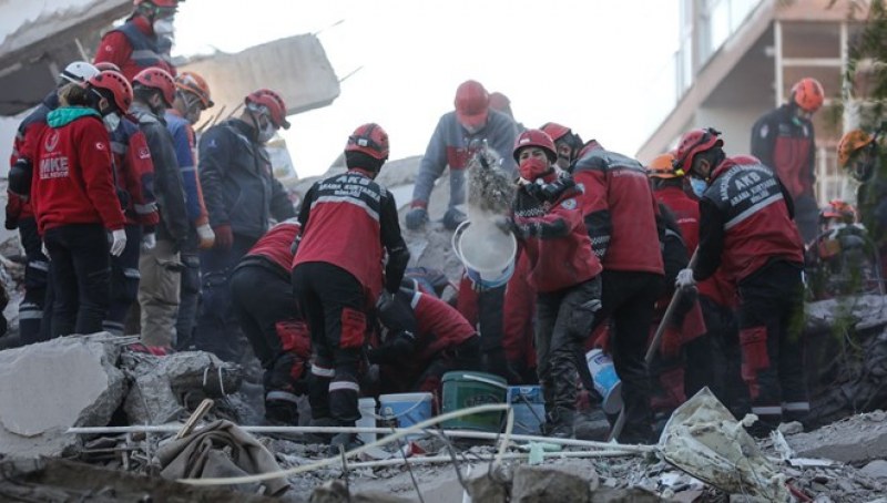 81 са вече жертвите на земетресението в Егейско море, извадиха 3-годишно под рухнала сграда
