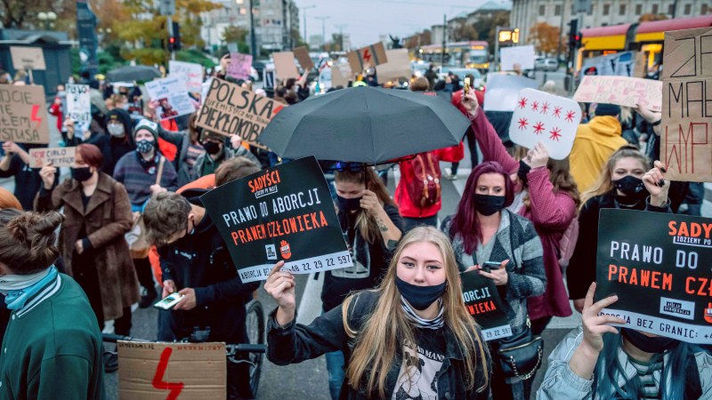 Поляците продължават с протестите срещу криминализирането на абортите