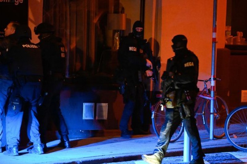 Посланикът ни във Виена: Центърът е затворен, един от терористите се е взривил