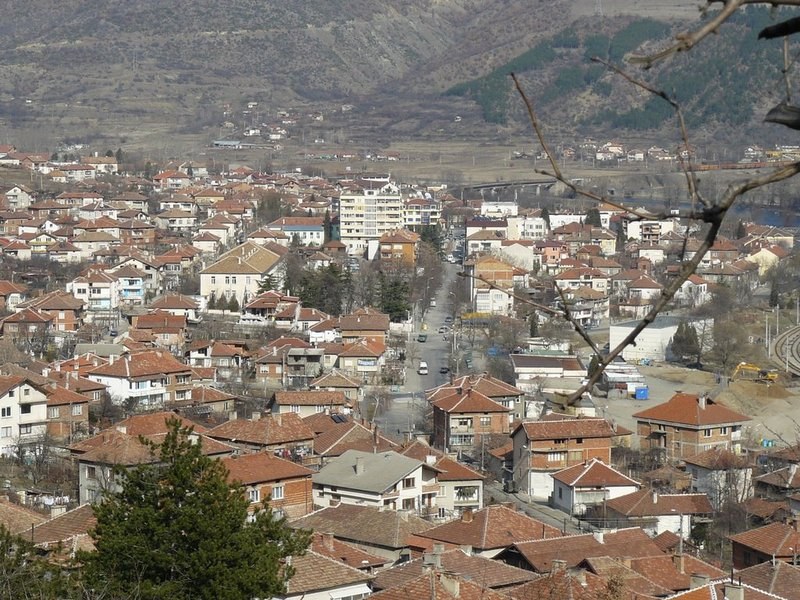 Затвориха пазарите в Симитли, въвеждат вечерен час за непълнолетните