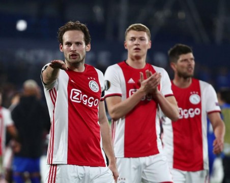 11 от Аякс с коронавирус, мач срещу Мидтиланд ще има