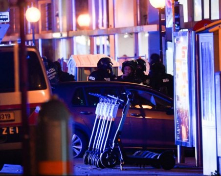 Издирват един от терористите във Виена, призовават гражданите да не излизат