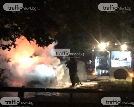 Кола избухна в пламъци край Гребната база
