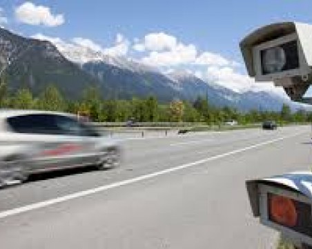 Стрелец, облечен в камуфлажни дрехи, взе на мушка трафик камери