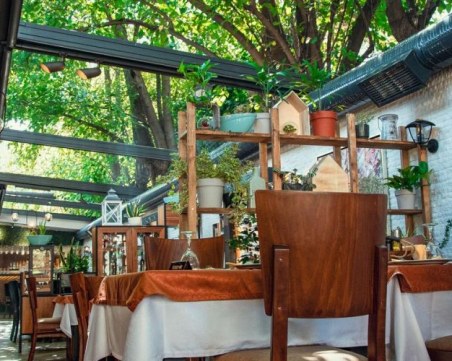 В Скопие: Заведенията с работно време до 21 часа, забранява се и групирането на повече от 4 души