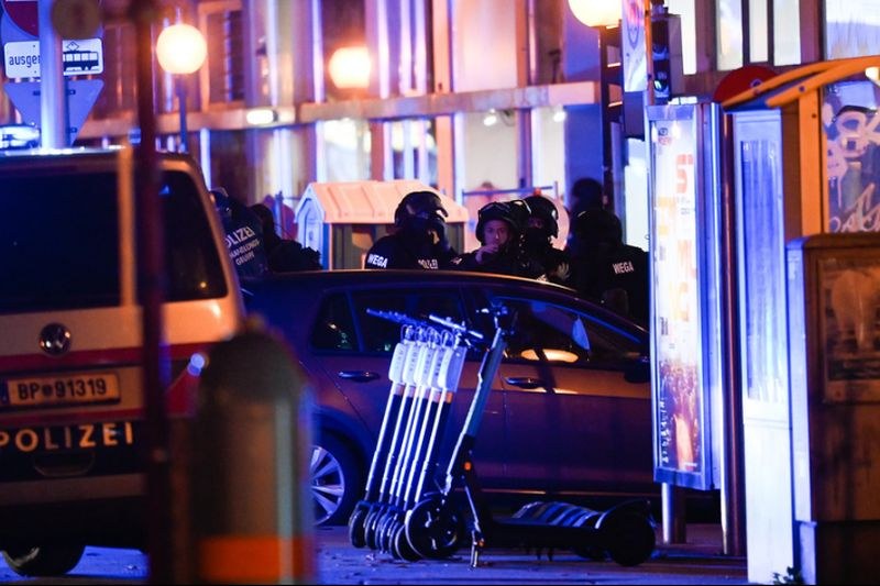 Издирват един от терористите във Виена, призовават гражданите да не излизат