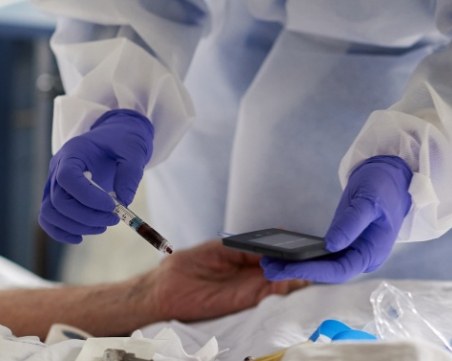 Единственият инфекционист в Дупница е на 81 години,  наложило се да се върне на работа