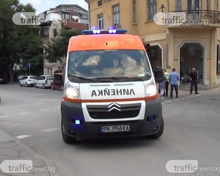 Катастрофа на Пещерско шосе! Кола блъсна пешеходка на заден ход