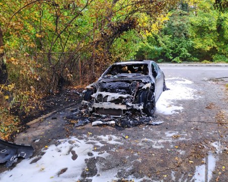 Отмъщение или сплашване? Разрязали гумите на мерцедеса, часове преди да бъде запален на Гребната