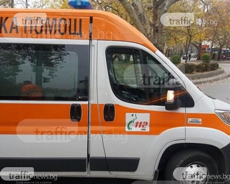 Кола блъсна линейка в Първомай! Пострада лекарка
