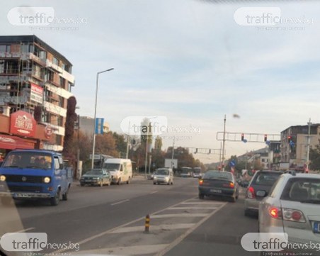 Пълен абсурд: Шофьор спря между платната на голям булевард в Пловдив, отиде да яде
