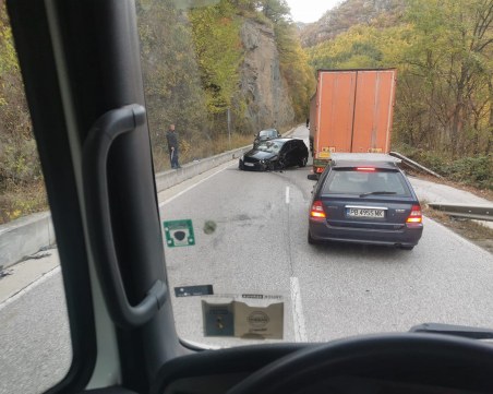 Поредена катастрофа по пътя за Смолян, кола е смачкана от удара