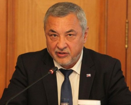 Симеонов: Учениците след 4-ти клас трябва да минат дистанционно! Трябва да има и още мерки